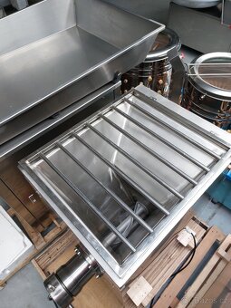 Mlýnek na maso JR 100 Řeznický vlček, Řezačka masa JR 100 - 7