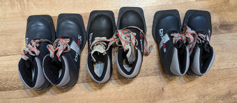 Dvoje dětské běžky (110 a 130) a troje běžkařské boty - 7