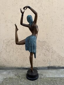 VELKÁ BRONZOVÁ SOCHA - TANEČNICE 167 cm - 7