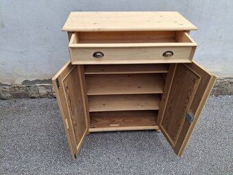 STAROŽITNÉ VERTIKO SKŘÍN PO RENOVACI - 7