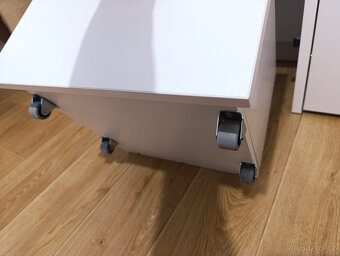 Bílá komoda s úložnými boxy - 7