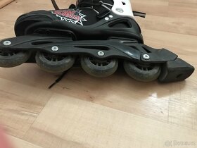 Pěkné dívčí kolečkové brusle - 7