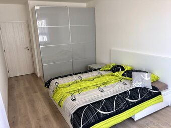 Pronájem bytu 2+kk s lodžií, garážovým stáním a sklepem – Hr - 7