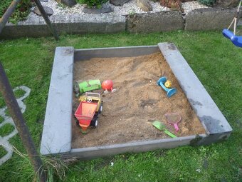 Prodám šlapací traktor, houpačku, dětské pískoviště - 7