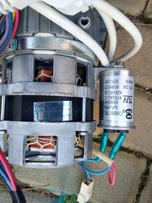 2 kusy motorů na 220 V - 7