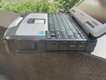 pracovní tank mezi notebooky - Panasonic CF-31 - dotyk LCD - 7