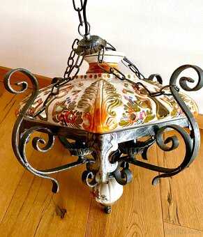 Starý mohutný kovaný lustr s porcelánem - 7