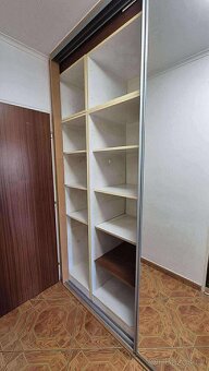 Posuvné dveře šatní skříně se zrcadlem + skříň - 7