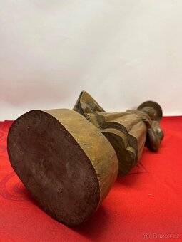 Stará, dřevěná socha, žena v kroji - 7