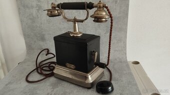 Krásný prvorepublikový starý telefon na kliku, štítek Praha - 7