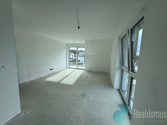 Byt 4+kk, 99m², prostorný balkon 20,9 m², 2 parkovací stání, - 7