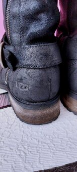 KOŽENÉ KOZAČKY S ROZŠIŘUJÍCÍM LEMEM - UGG - vel. 39 - 7