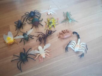 Plastové zvířátka a jiné hračky - 7