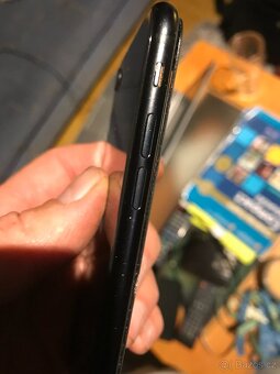 Iphone SE 2020, 64 GB, baterie 75%, praskliny skla displeje - 7