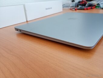 Macbook Air 13 palců M1 chip 8 GB RAM 256 SSD 200 cyklů - 7