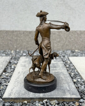Bronzová socha Lovec s dvěma psy luxusní lovecká dekorace - 7