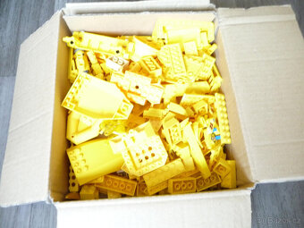 cca 11kg Lego kostek - rozděleno dle barev - 7