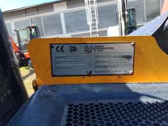 Smykem řízený nakladač JCB Robot 155 - 7