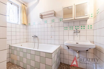 Prodej rodinného domu v Kroměříži s garáží a krásnou zahrado - 7