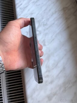 Poškozeny IPhone 15 Pro, funkční - 7