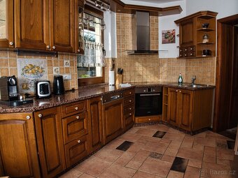 Prodej rodinného domu 280m2, vyhřívaný bazén, pozemek 1054m2 - 7