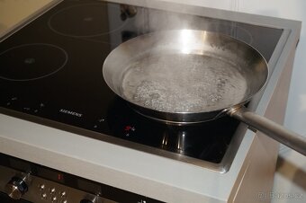 Nerezový vestavný sporák Siemens HE764560 , vyjížděcí dveře - 7