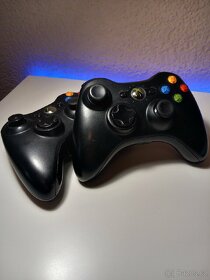 Zachovalý Xbox 360 se 2 Ovladači - 7