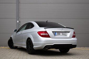 Krásný Mercedes-Benz C 250 Coupé s benzínovým motorem - 7