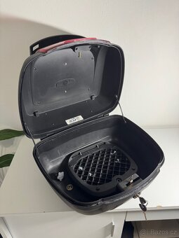 Univerzální motocyklový kufr s plotnou + 2 klíče - 7