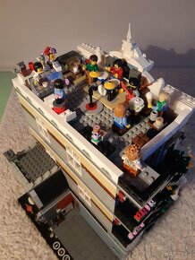 Lego Town Square Pub 10255 - 7