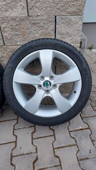 Alu kola 5x112 r17 škoda octavia II letní pneu - 7