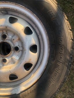 Zimní pneu i s disky na Škodu Felicii - 7