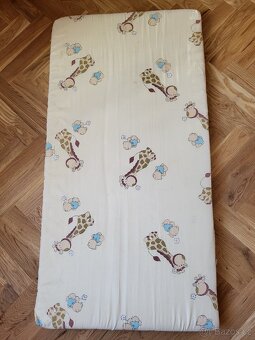 Dětská postýlka s matrací, kapsářem a mantinelem - 7