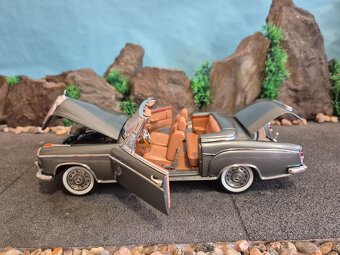Prodám model 1:18 Mercedes Benz 220SE cabrio - 7