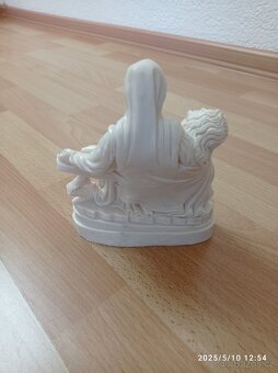 Michelangelova pieta.První je porcelánová, druhá alabastrová - 7