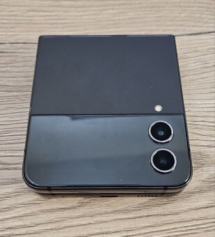 Samsung Galaxy Z Flip4 128GB Graphite + kryty zdarma - 7