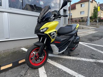 Aprilia SR-GT 125 jen 600 km - 7