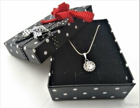 KRÁSNÝ DÁREK - Dámský řetízek se 4 různými přívěsky - 7