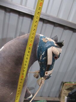 Nabízím krásného starožitného houpacího koníka z 19 stol. Ch - 7