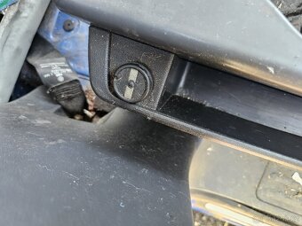 Konzole podstavec sedačky VW T5 T5.1 T6 - 7