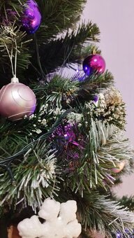 Umělý vánoční stromek s šiškami a sněhem, 220 cm. - 7