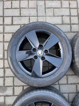 ORIGINÁL Alu Škoda ILIAS R16, 5x112 - TOP STAV, LETNÍ - 7