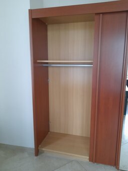 Šatní skříň se zrcadlem a posuvnými dveřmi - 7