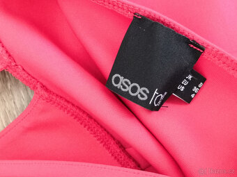 Sexy červené šaty s výstřihem a odhalenými zády - 7