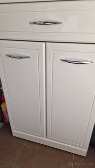 Koupelnová skříňka - 7