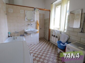 Prodej většího rodinného domu v obci Pecka, ev.č. 00048 - 7