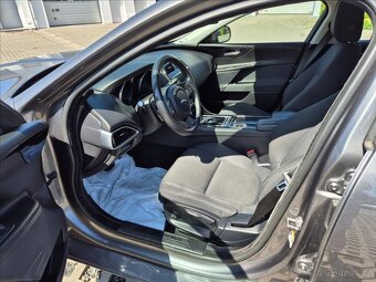 Jaguar XE 2,0 Pobočka Kolín (2017) - 7