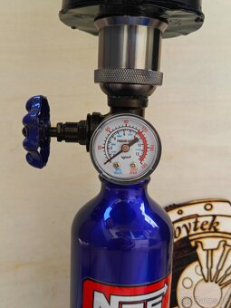 Stojací lampa z bomby NitrOS - Autonábytek Kovář - 7