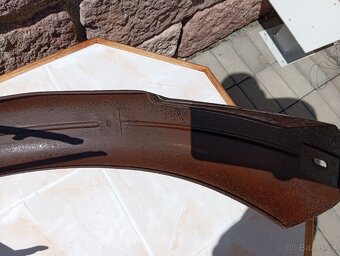 Prodám nádherný zadní blatník na čz 125 T, B, - 7