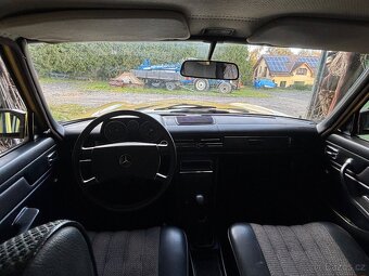 Mercedes Benz W 114/ 115 250D 4C - 7